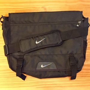 NWOT Nike Departure Golf Messenger Bag